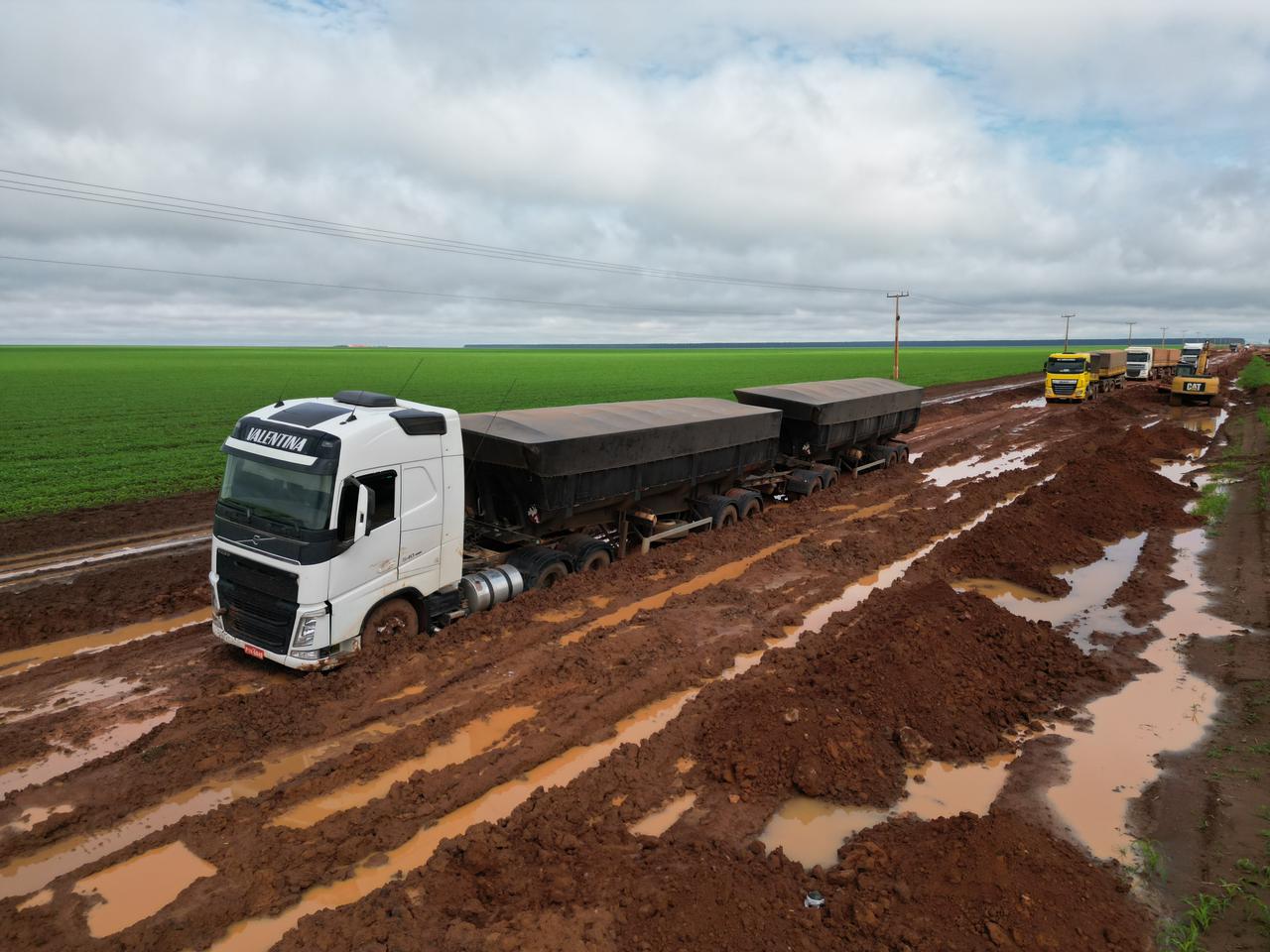 Aprosoja-PI reivindica melhorias na PI-392 após extenso atoleiro de caminhões em rodovia