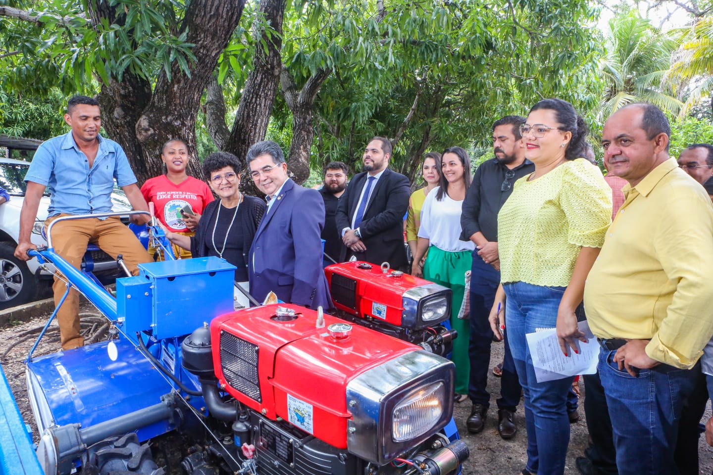 PI: Regina Sousa entrega microtratores e 508 kits de irrigação a agricultores