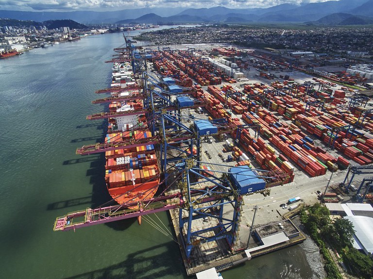 Porto de Santos lidera exportação de soja em grão e farelo em maio