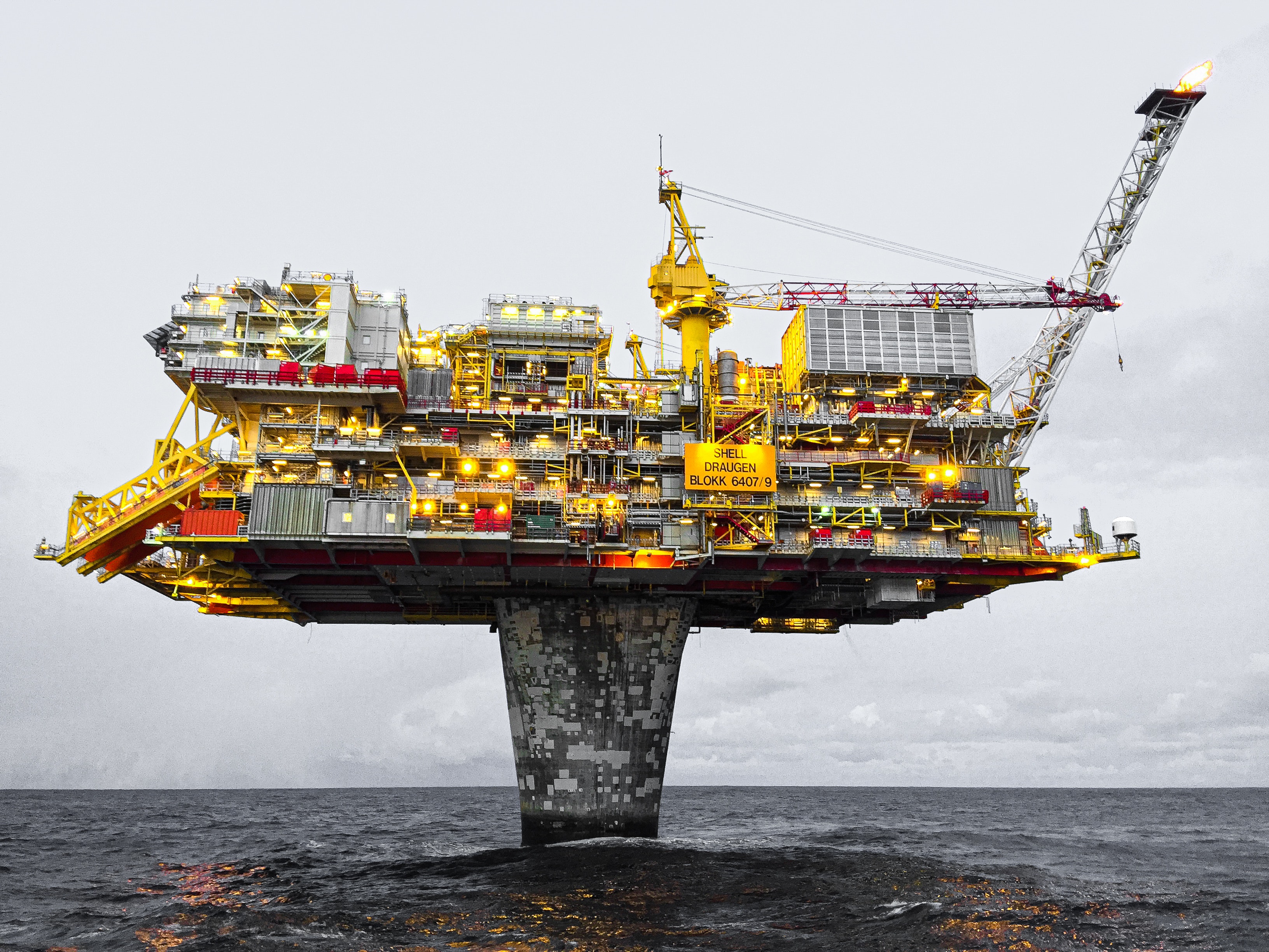 Shell volta ao petróleo para conquistar investidores, após fracasso com energias renováveis