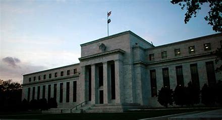 Federal Reserve Mantém Taxa de Juros e Sinaliza Política Monetária Mais Restritiva em 2024