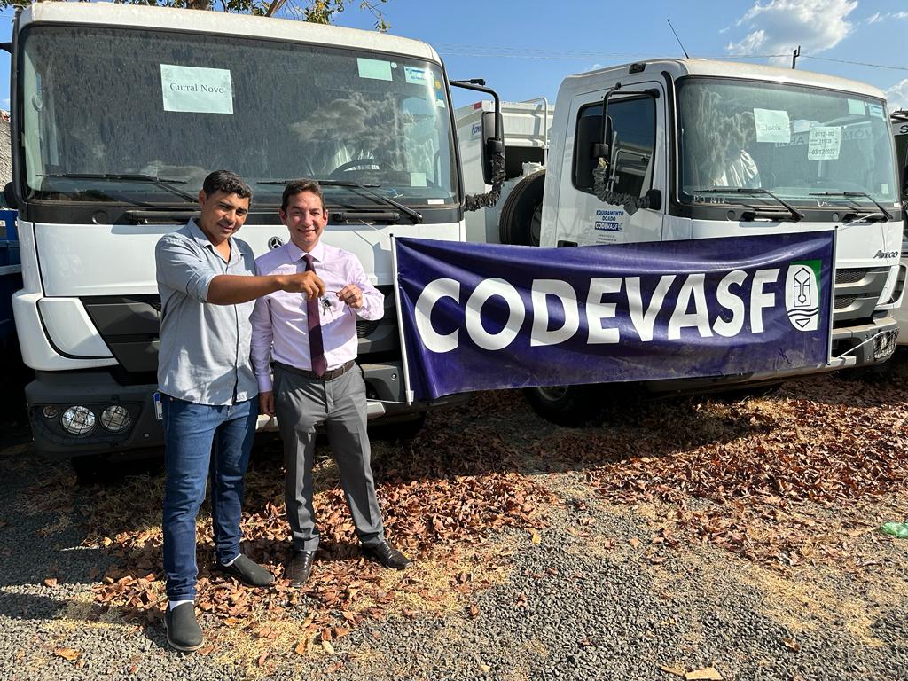 Codevasf-PI entrega veículos e equipamentos no valor de R$ 3,5 milhões para 10 municípios