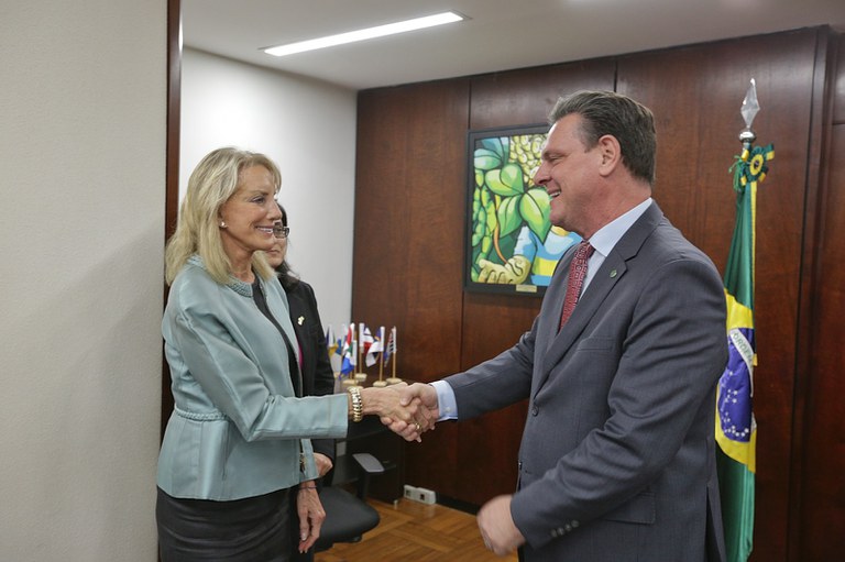 Ministro da Agricultura do Brasil e embaixadora dos EUA discutem colaboração no setor de etanol
