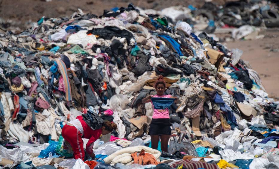 Lixão de roupas no deserto do Atacama revela impacto da indústria da moda no meio ambiente