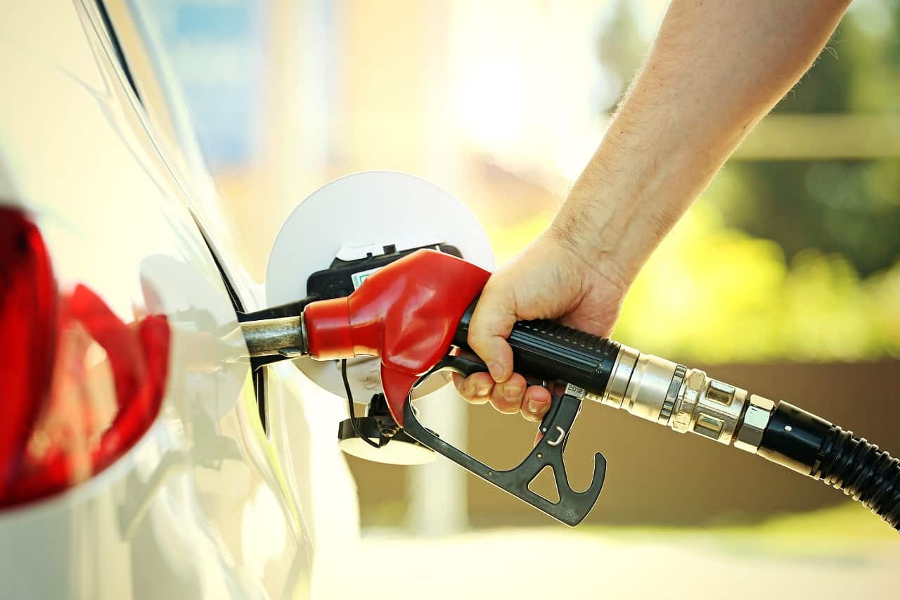 Preço da gasolina no Brasil mantém tendência de alta em fevereiro, atingindo R$ 5,92 por litro