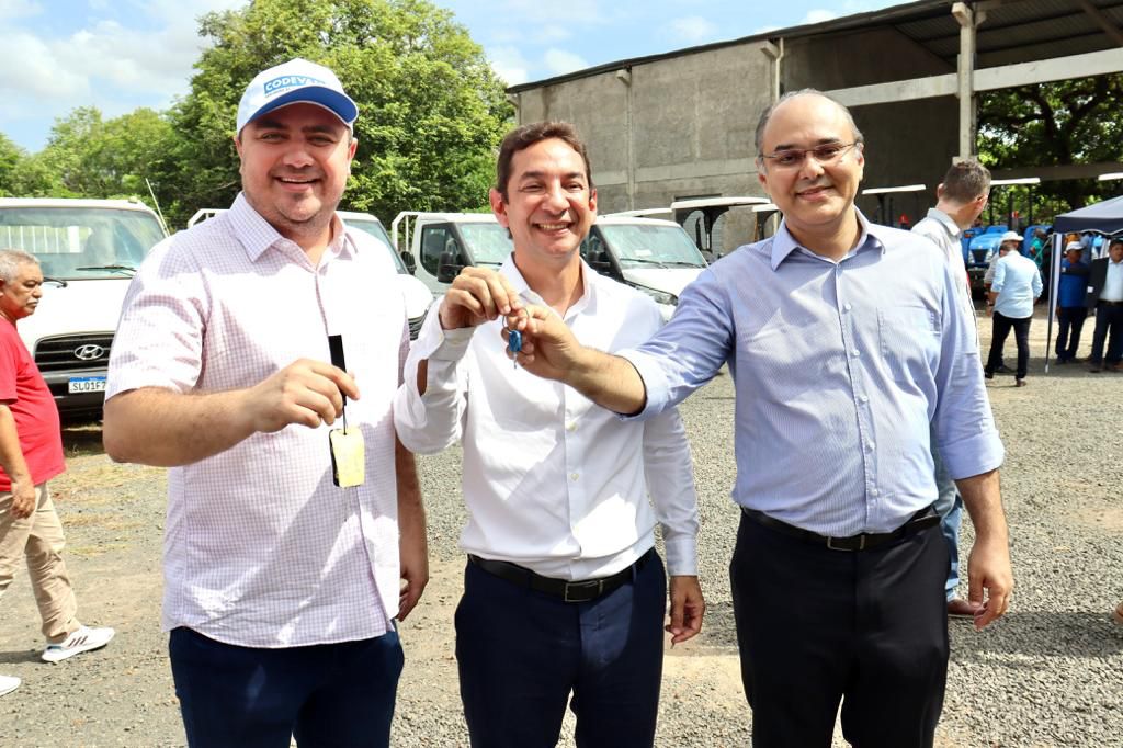 Nestor prefeito  de Bom jesus recebe entrega de maquinário nesta segunda-feira (27/11)