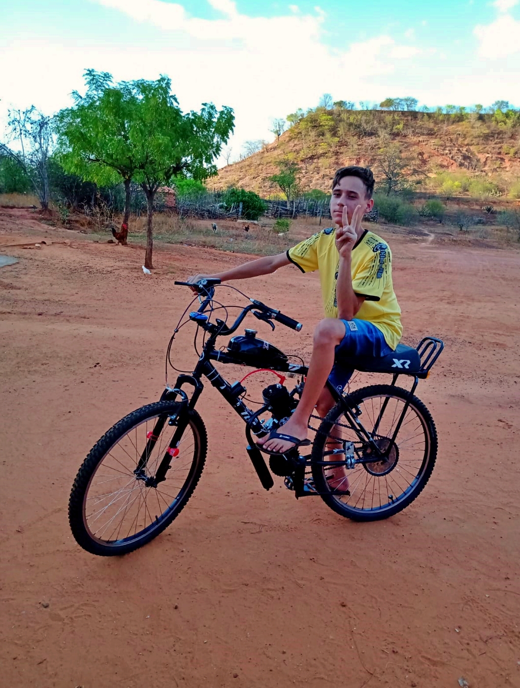 Adolescente da cidade de Bocaina adapta bicicleta que utiliza diesel e gasolina