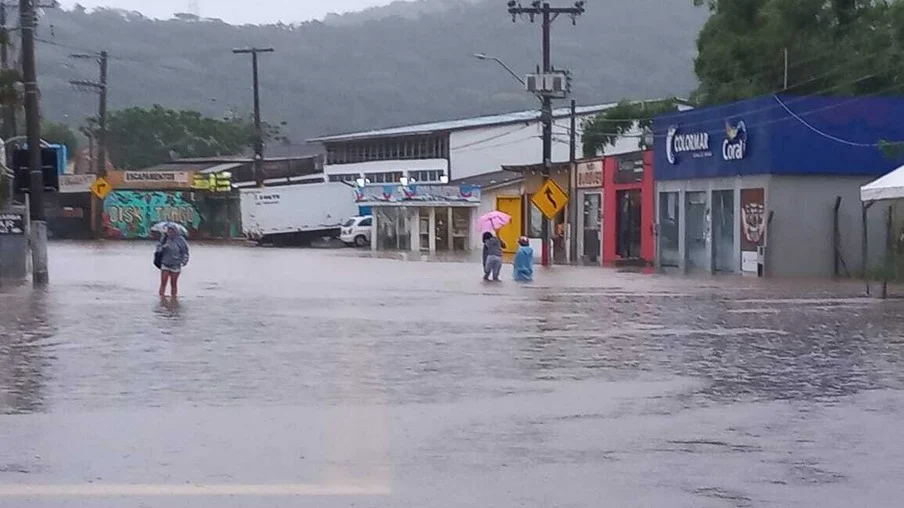 Chuvas causam estragos e mortes em Santa Catarina