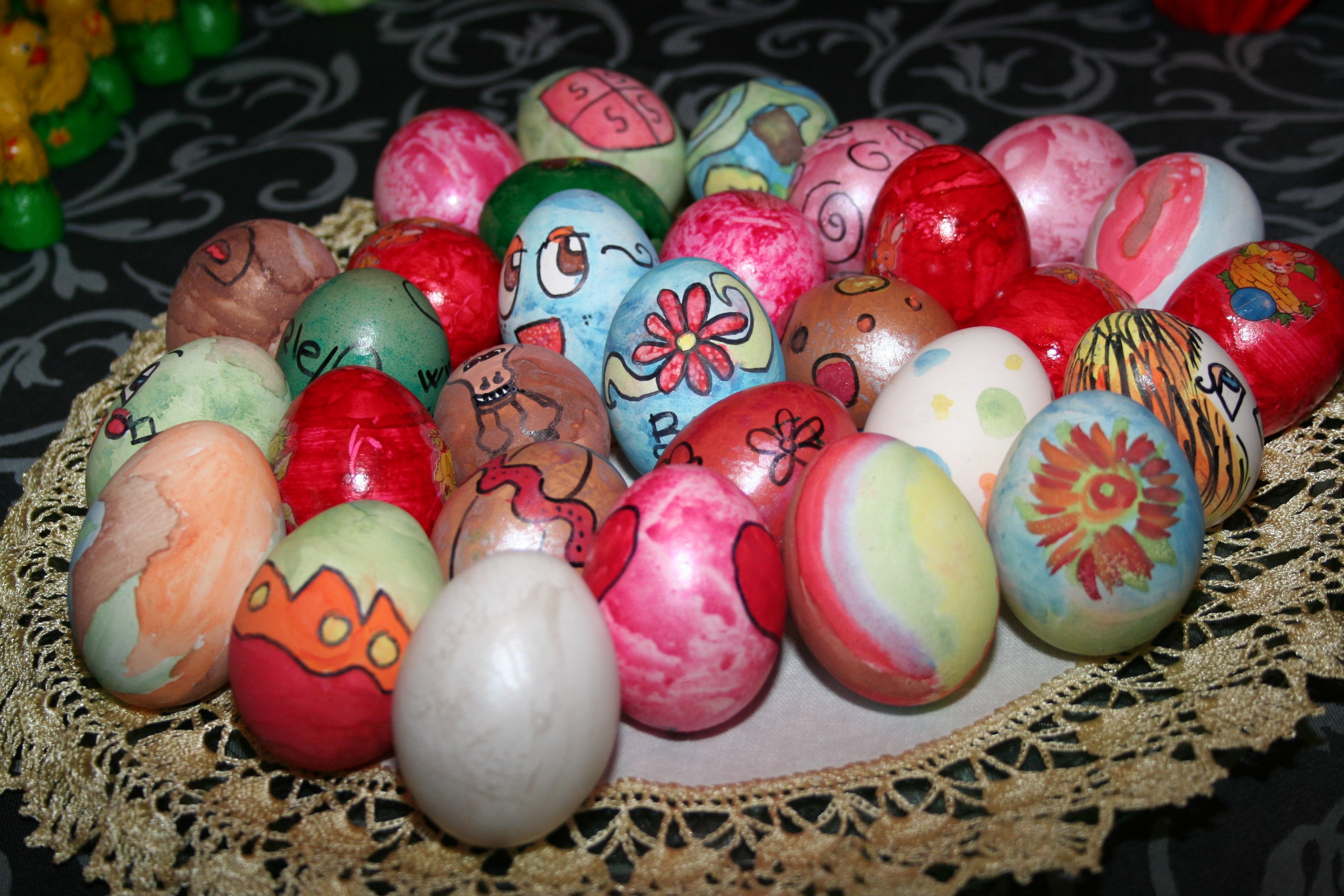 Redescubra a tradição de pintar ovos na pascoa