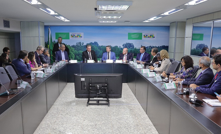 Ministro Fávaro debate avanços na legislação de produção de sementes e mudas