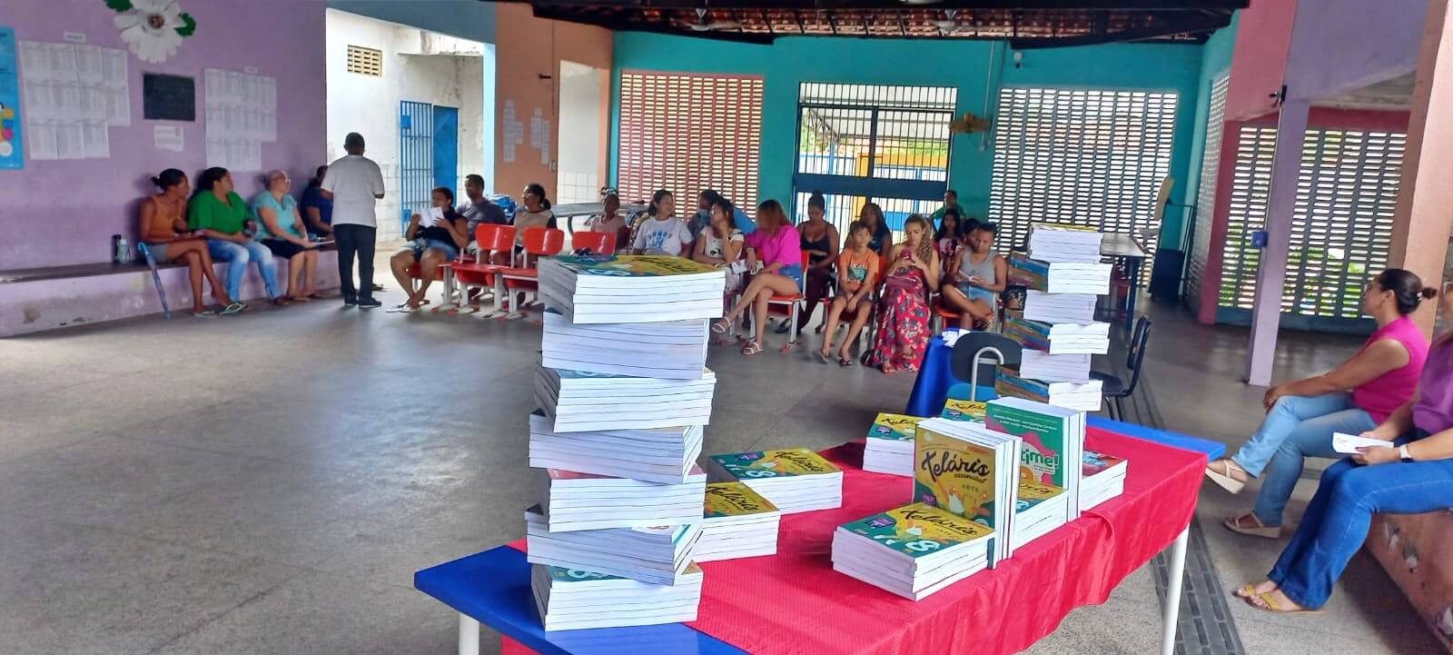 Livros didáticos são entregues na Escola Municipal Delmira Coelho Machado
