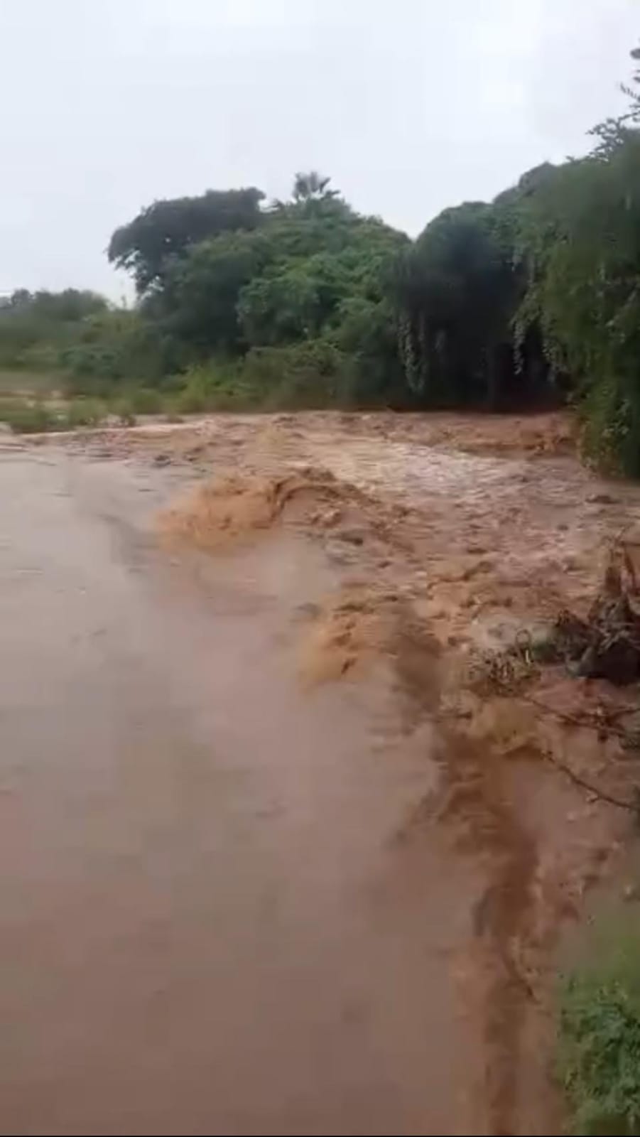 Riacho Boqueirão transborda, causando isolamento temporário em Picos