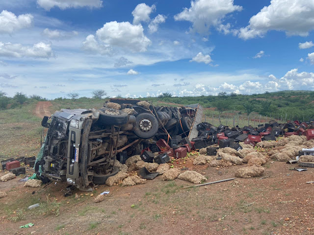 Motorista morre em acidente com caminhão carregado de verduras na BR 407, em Acauã-PI