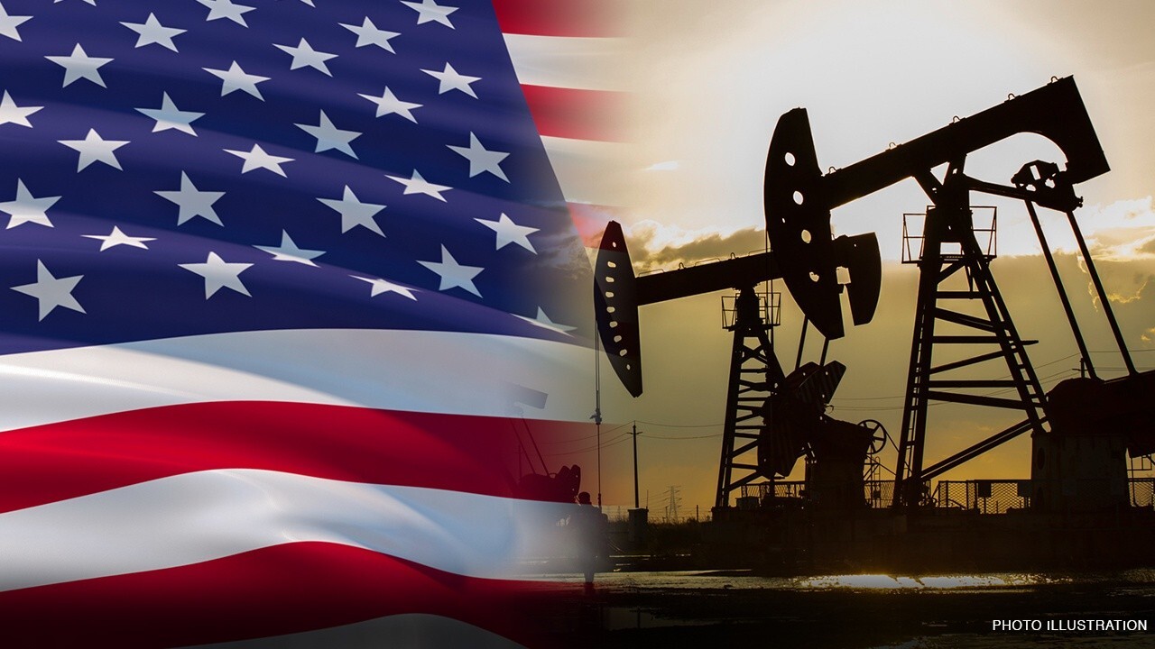 Produção de petróleo dos EUA aumenta em março, enquanto fornecimento de refinados cai