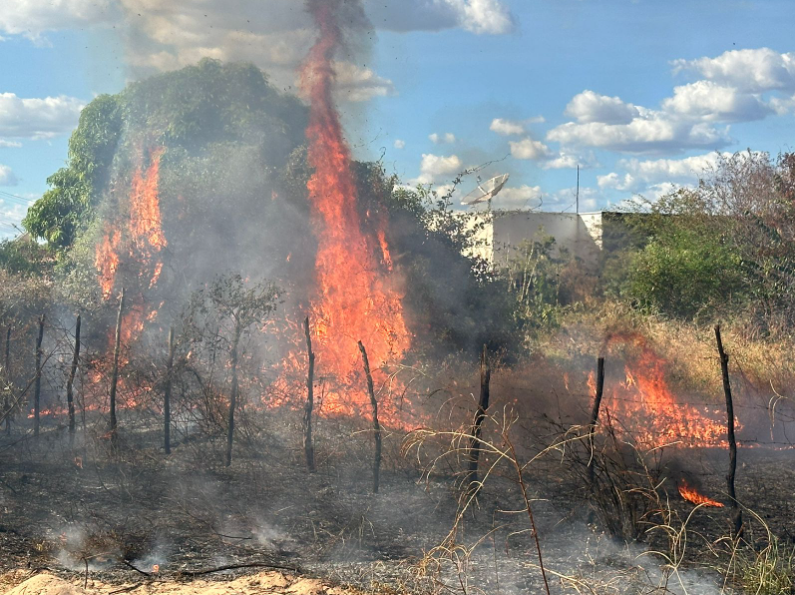 Incêndio atinge Canto do Buriti; Moradores afirmam que causa foram fogos soltados pelo prefeito