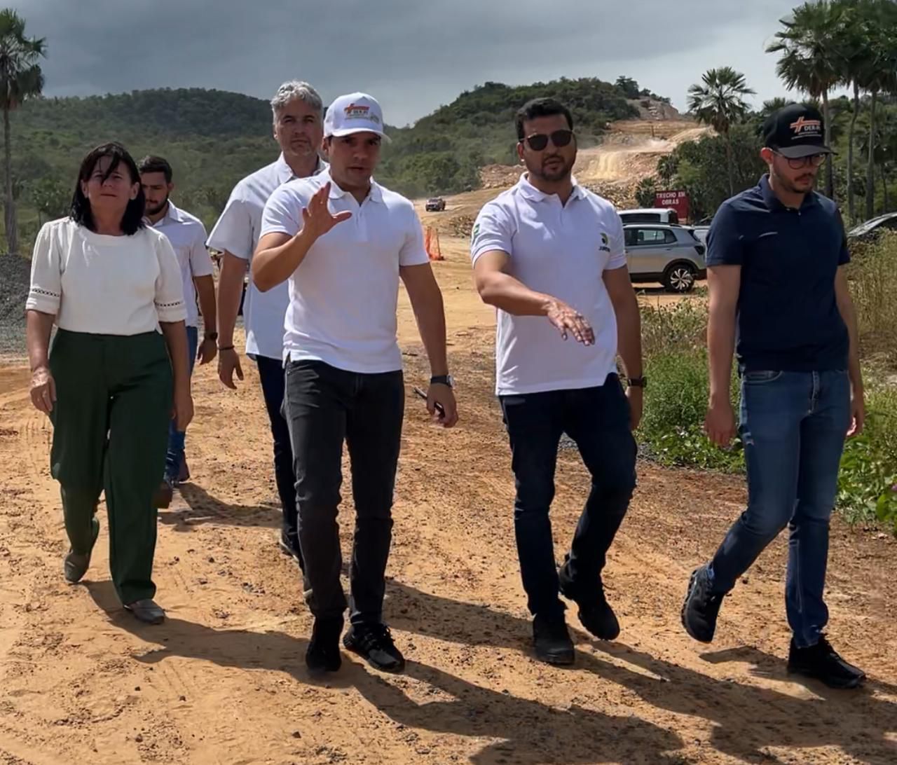 Leonardo Sobral visita obras de construção da nova estrada que vai ligar a cidade de Domingos Mourão (PI) a Carnaubal (CE)