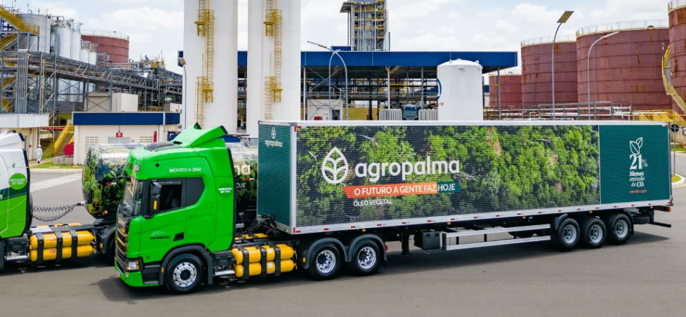 Agropalma reforça logística verde com caminhão movido a GNV