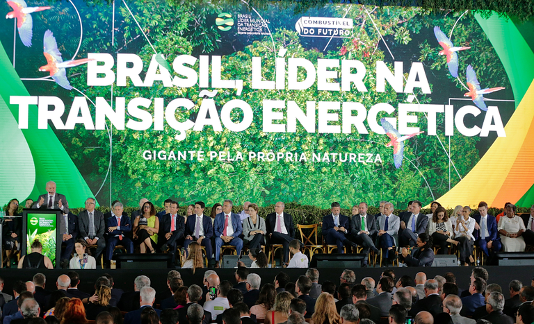 “Agro sustentável impulsiona liderança brasileira na transição energética”, destaca Fávaro