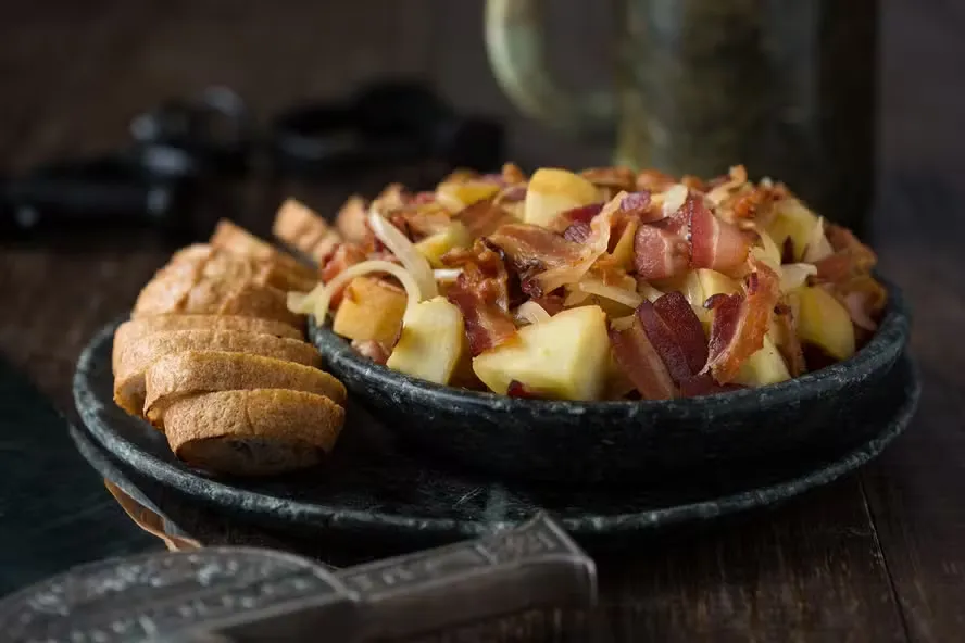 Dia da maçã: como preparar aperitivo de maçã verde, bacon e cebola caramelizada