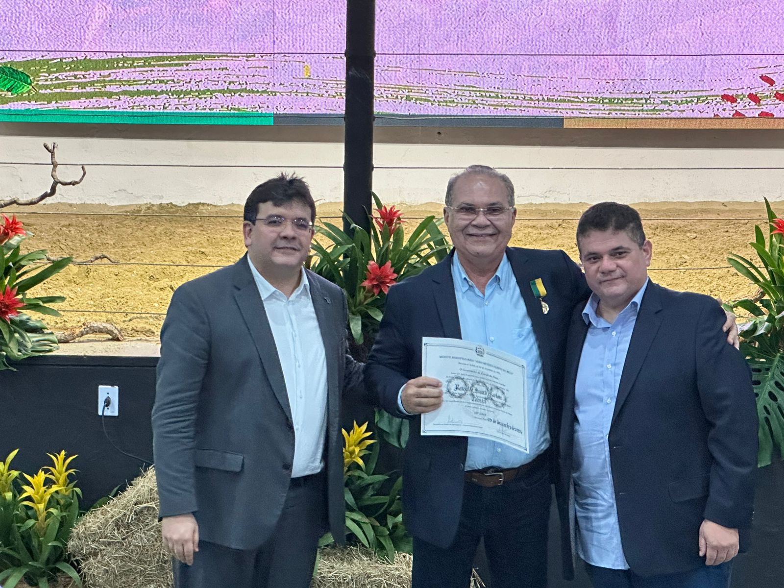 Rosvaldo Bezerra é homenageado com a medalha do mérito agropecuário na 73° Expoapi 2024