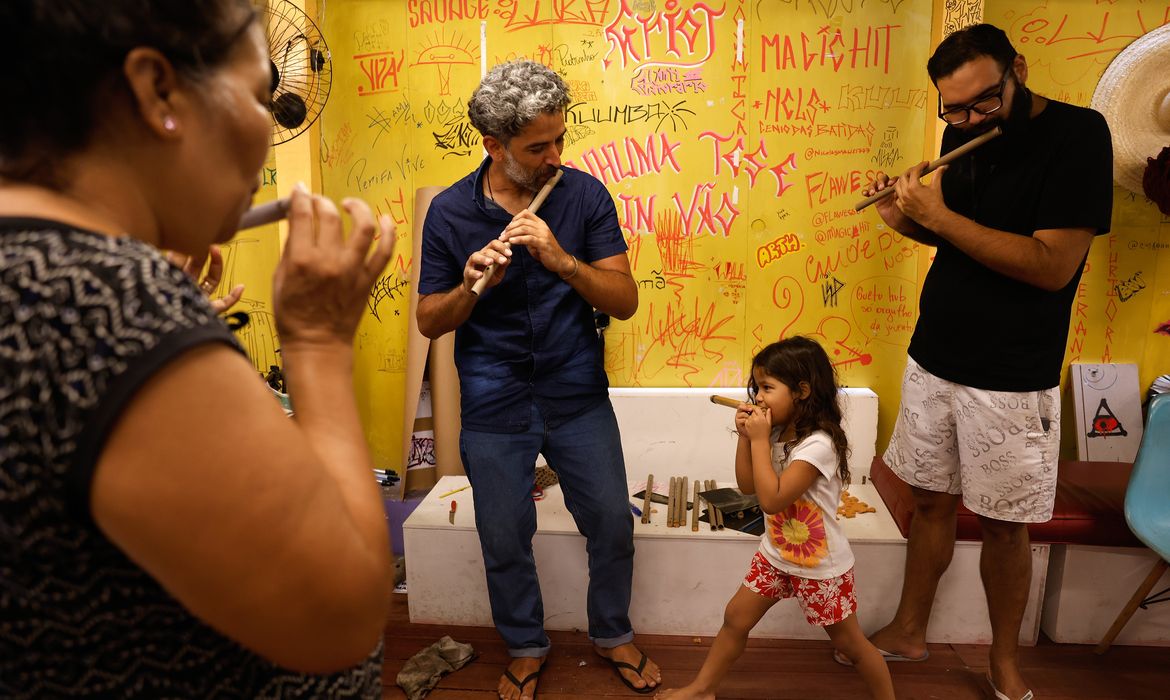 Belém (PA), 18/11/2025 - Oficina musical de pífano na biblioteca comunitária, galeria e café Gueto Hub, no bairro Jurunas, periferia de Belém. Foto: Tânia Rêgo/Agência Brasil