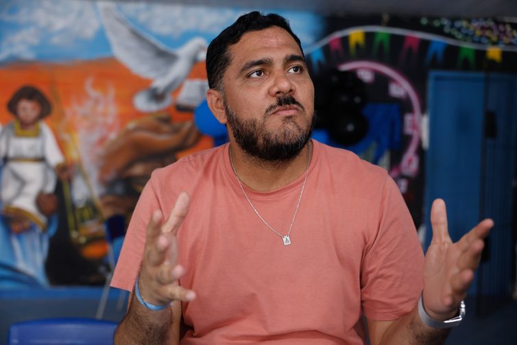 Belém (PA), 18/11/2025 - Gerson Siqueira, presidente da Associação de Moradores da Vila da Barca (AMVB), na comunidade da Vila da Barca, erguida em construções de palafitas na baía do rio Guajará. Foto: Tânia Rêgo/Agência Brasil