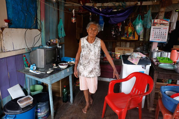 Belém (PA), 18/11/2025 - Cleonice da Silva Vera Cruz, aposentada de 77 anos, moradora da comunidade da Vila da Barca, erguida em construções de palafitas na baía do rio Guajará. Foto: Tânia Rêgo/Agência Brasil