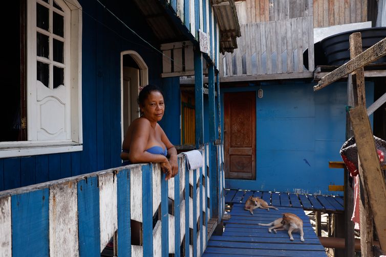 Belém (PA), 18/11/2025 - Maria Isabel Leite, conhecida como Bebel, moradora da Comunidade da Vila da Barca, erguida em construções de palafitas na baía do rio Guajará. Foto: Tânia Rêgo/Agência Brasil