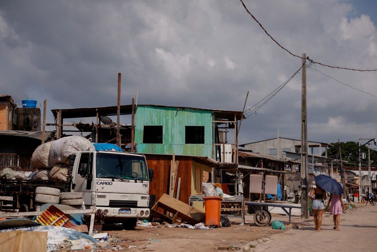 Belém (PA), 18/11/2025 - Comunidade da Vila da Barca, erguida em construções de palafitas na baía do rio Guajará. Foto: Tânia Rêgo/Agência Brasil
