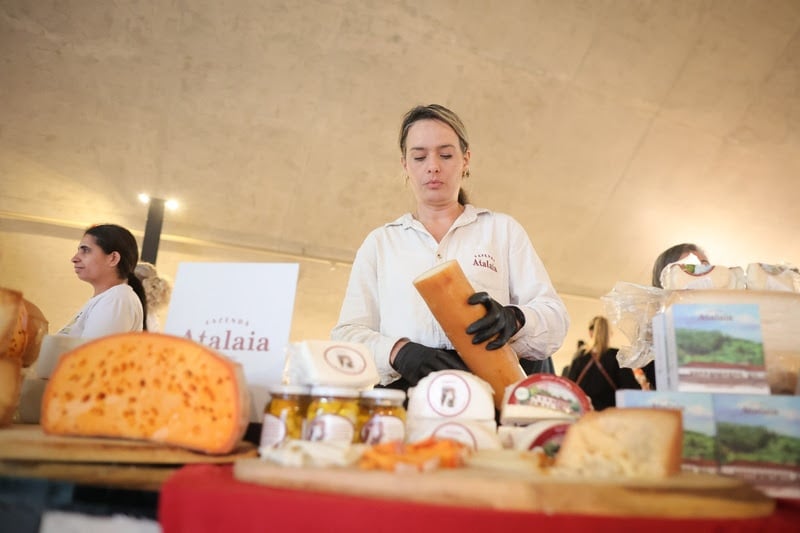 Produtora fazendo queijo artesanal
