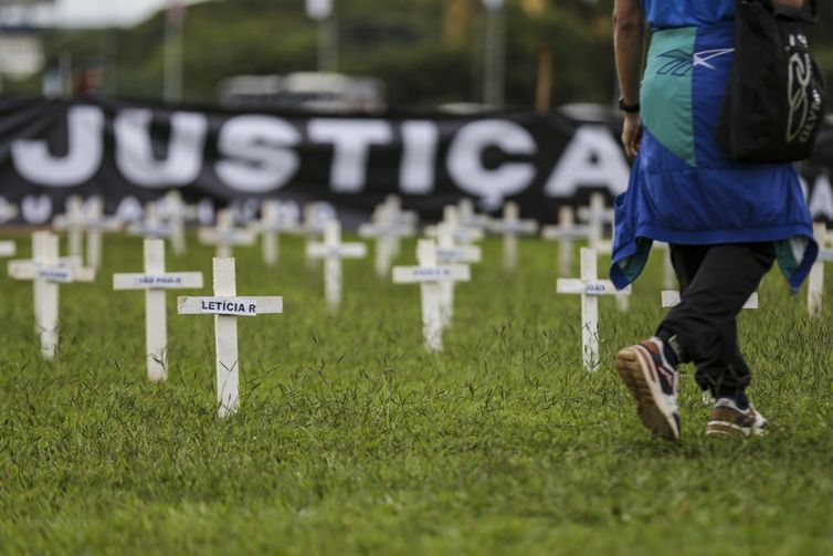 Brasília (DF), 25/01/2024 - Cruzes são colocadas em frente ao Congresso Nacional para lembrar as vítimas do rompimento da barragem da Vale em Brumadinho.  Foto: Marcelo Camargo/Agência Brasil