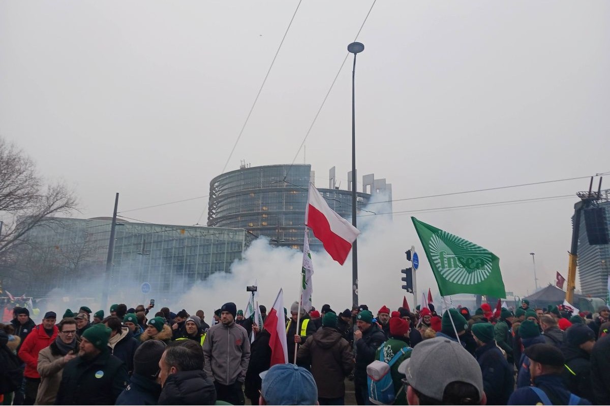 Agricultores protestam, na França, contra acordo Mercosul–União Europeia