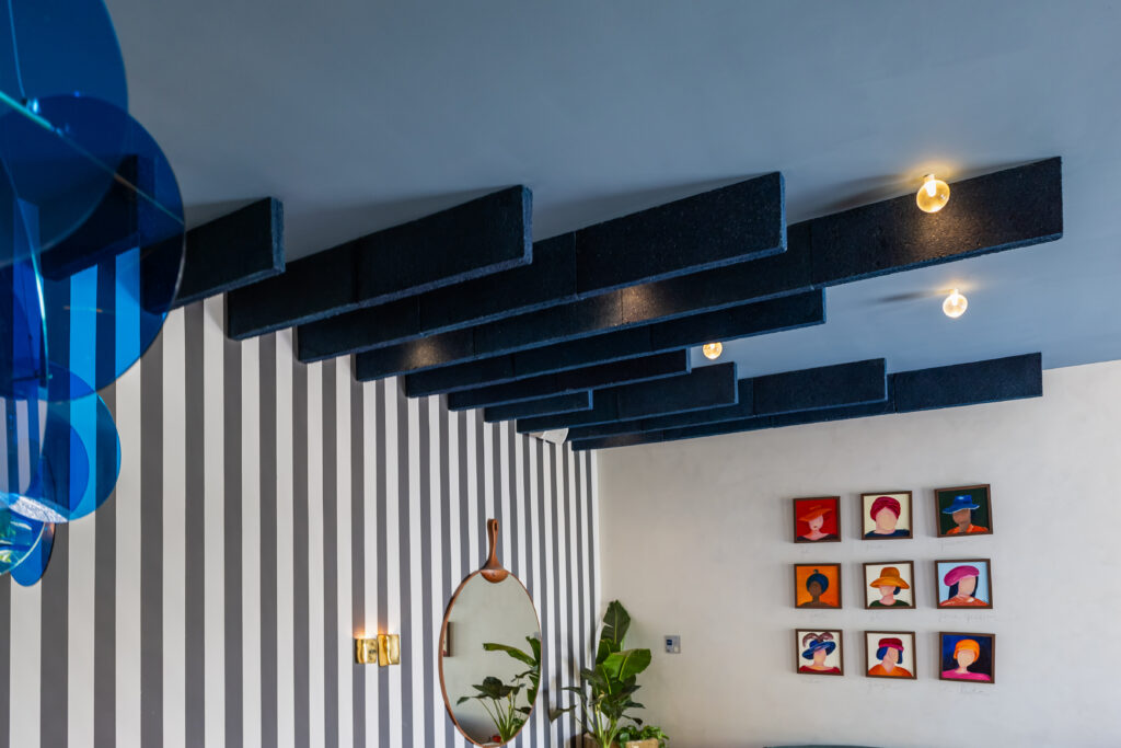 Material aplicado em um bar durante a CasaCor 2025 (Foto: Buriti BioEspuma).