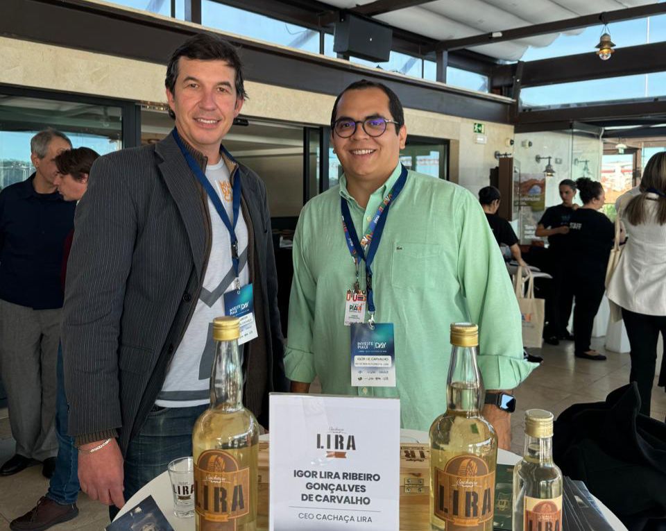 Empresário Igor Lira apresentando a cachaça piauiense em evento nacional (Foto: arquivo pessoal)