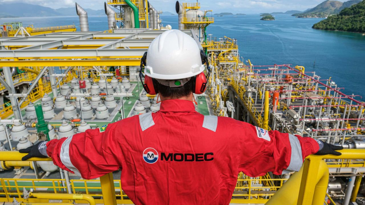 MODEC oferece vaga offshore para enfermeiro no Rio de Janeiro, com requisitos de experiência técnica em saúde ocupacional e atuação embarcada - Foto: Click Petróleo e Gás / Reprodução.
