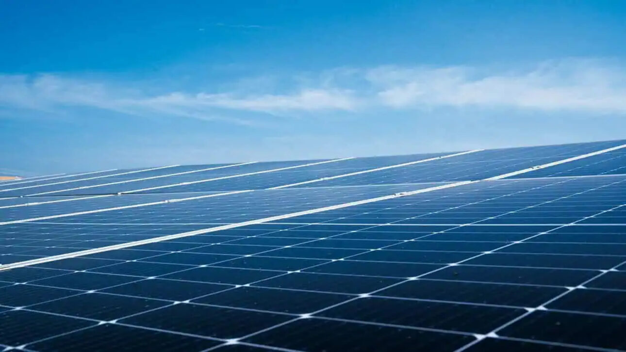 Cidades dos EUA barram projetos solares em meio a temores de saúde baseados em desinformação sem evidência sólida.