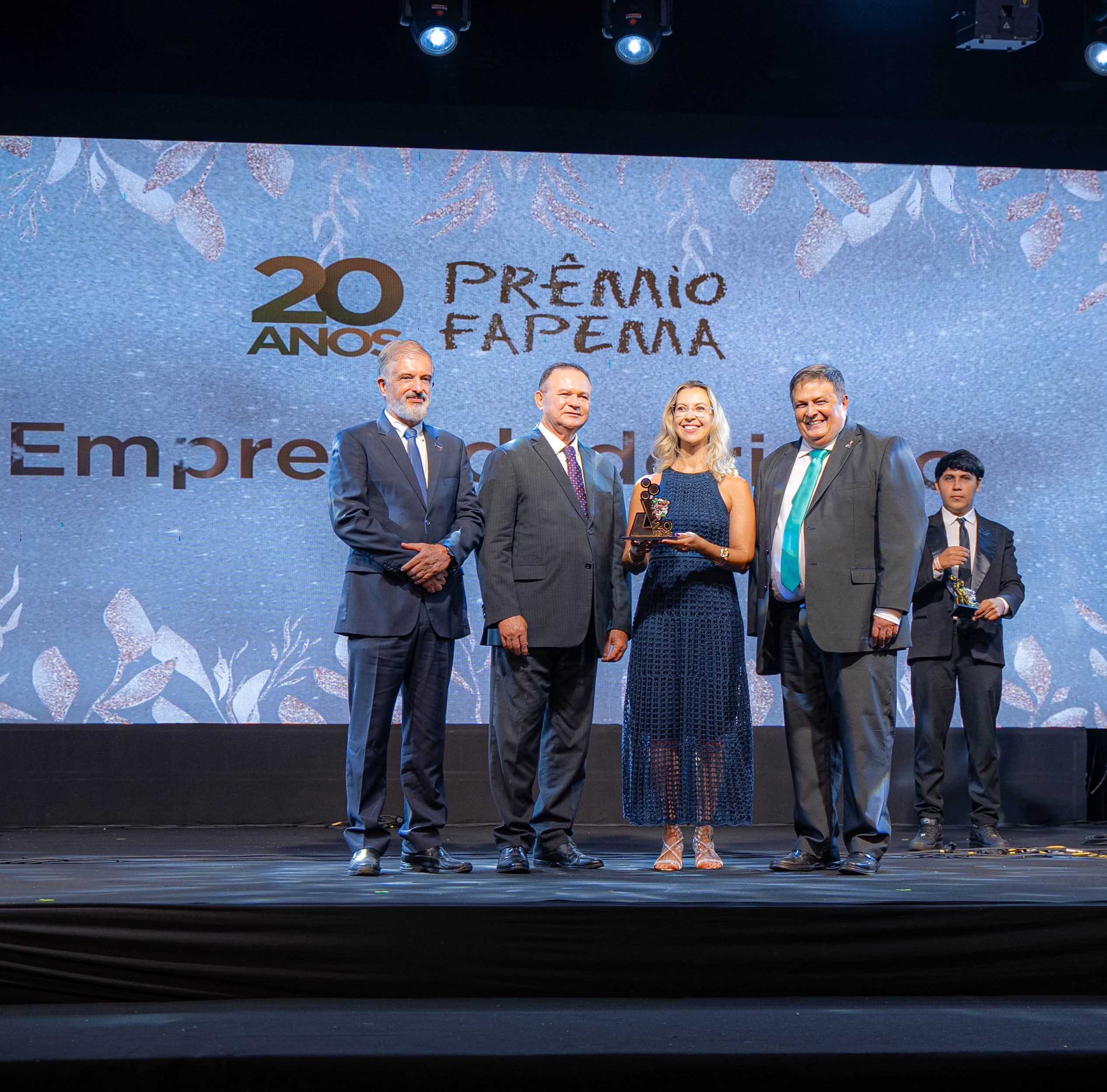 Daniela Souza Ferreira recebe o Prêmio Fapema das mãos do governador do Maranhão, Carlos Brandão. Foto: acervo.