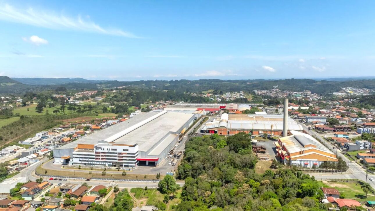 Britânia, Tupy e ArcelorMittal travam corrida por mão de obra em SC com reajustes de salários e benefícios em vagas de Joinville e São Bento do Sul.