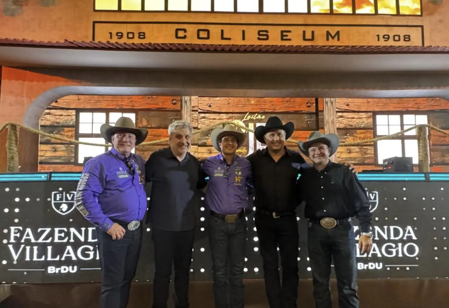 Júnior Batista (JBJ), Domenico (Slide Or Die – EUA), Fabrício Batista (JBJ Ranch), Dr. Frange (Haras Frange) e Franco Bertolani (Treinador nos EUA), durante a histórica negociação de Inferno Sixty Six no JBJ Ranch & Família Quartista Weekend 2026. FotoL @thiagorpzootec