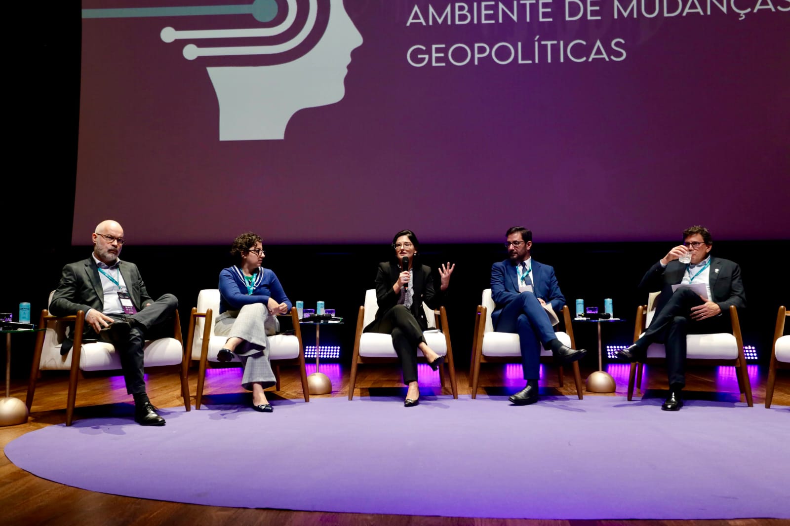 Secretária do MDIC destaca desafios e oportunidades do comércio exterior brasileiro