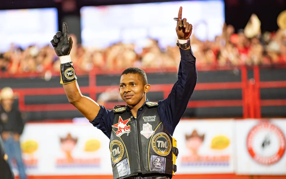 Cássio Dias Barbosa, de São Francisco de Sales, MG, vence a temporada 2022 da montaria em touros da PBR Brazil barretos, SP