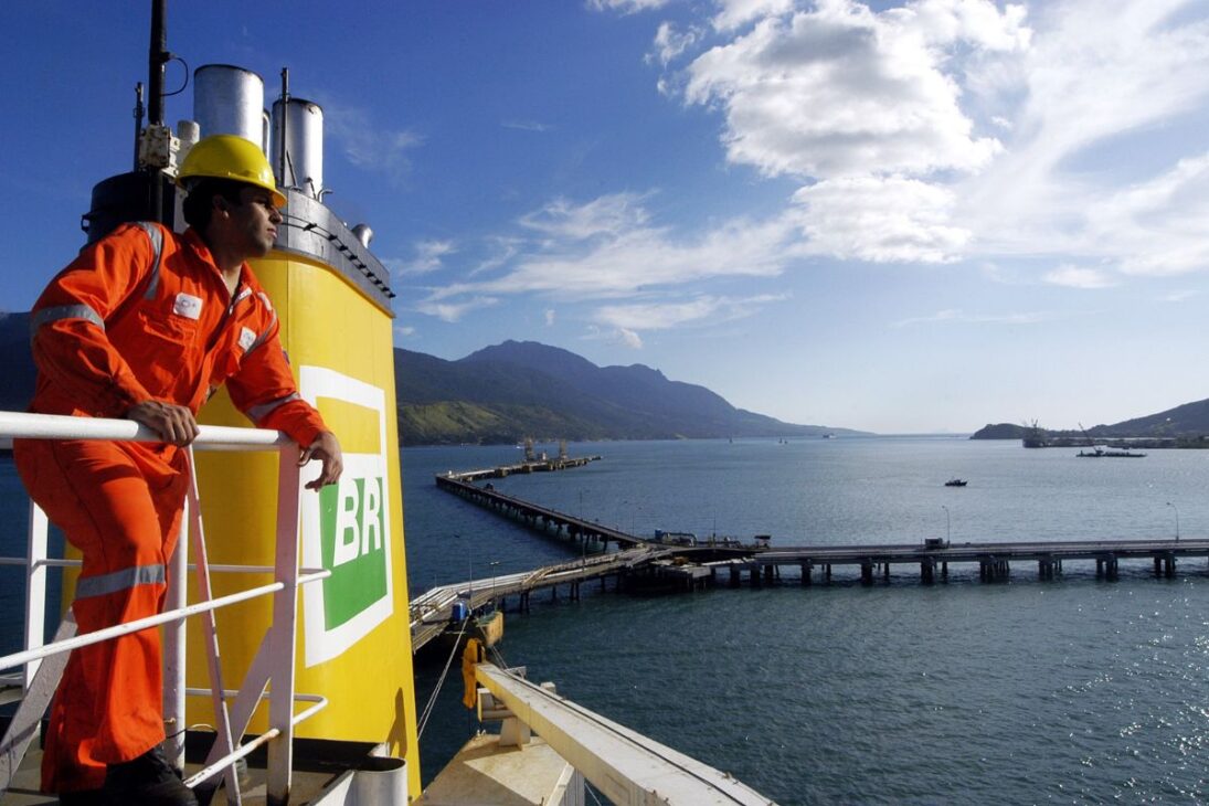 Estatal da Petrobras faz sorteio público ao vivo nesta quarta antes de abrir inscrições para 614 postos de nível médio. Veja o que o procedimento define.