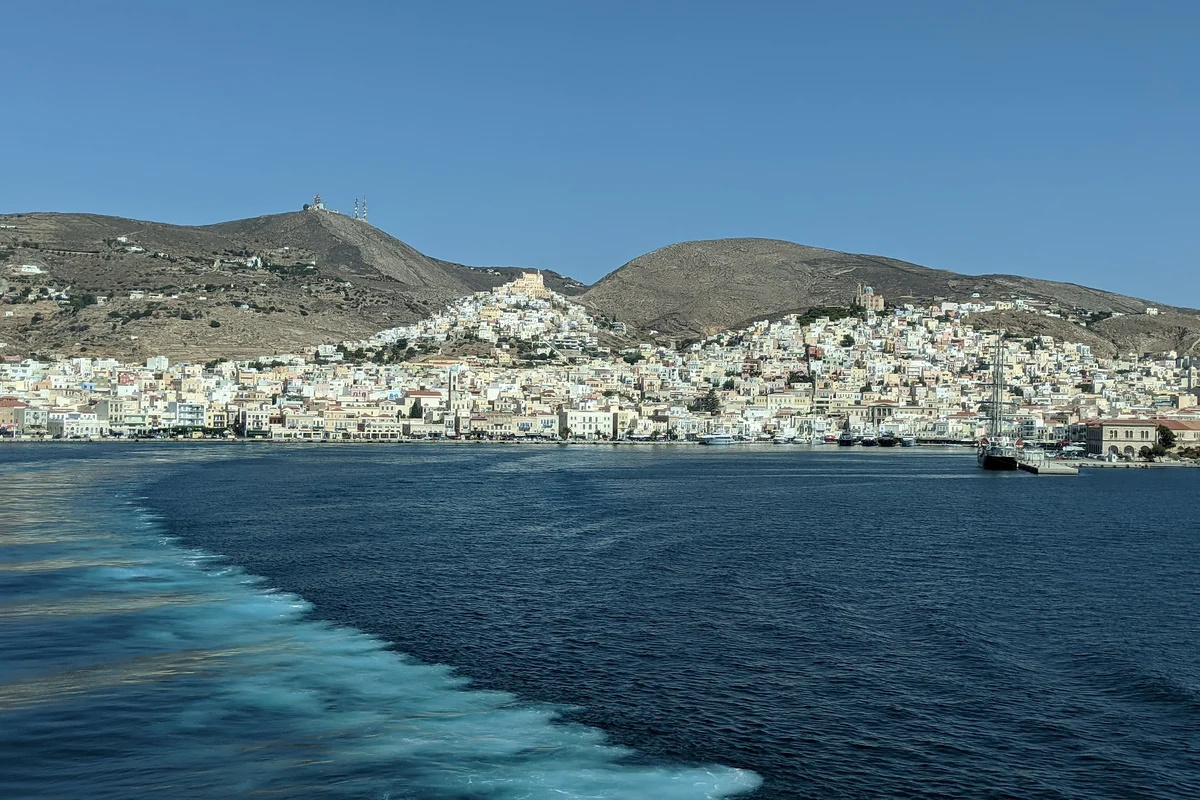 O programa oferece moradia, café da manhã e contas pagas a voluntários que cuidam dos gatos na ilha de Syros por cinco horas diárias, cinco dias por semana - Foto: Click Petróleo e Gás / Reprodução.